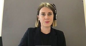 Porträt von Moderatorin Franziska Schefe aus der digitalen Gesprächsrunde. Sie trägt ein Headset.
