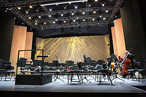 Blick auf eine fast leere Bühne.