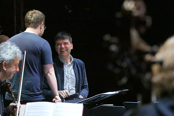 Volker Reinhold im Gespräch mit einem anderen Musiker.