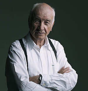 Porträt eines Schauspielers in weißem Hemd. Der Schauspieler ist Armin Mueller-Stahl.