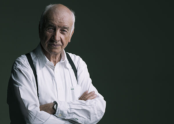 Porträt eines Schauspielers in weißem Hemd. Der Schauspieler ist Armin Mueller-Stahl.