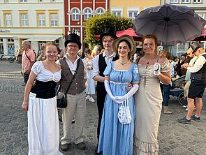 Drei Frauen und zwei Männer. Alle sind verkleidet.