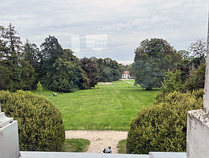 Blick auf den sommerlichen Schlossgarten