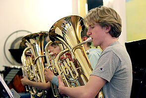 Junge Blechbläser bei der Probe.