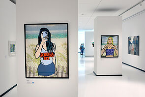 Blick in den Ausstellungsraum. Zu sehen ist das Porträt einer Frau am Strand.