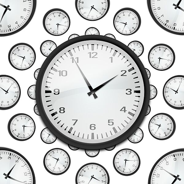 Im Mittelpunkt steht eine Uhr. Ihre Zeiger stehen auf 13.55 Uhr. Den Hintergrund füllen viele kleine Uhren.