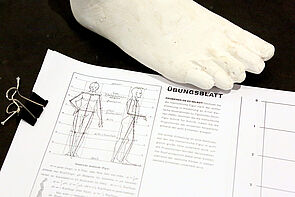 Ein Übungsblatt zum Zeichnen. Und ein Fuß.