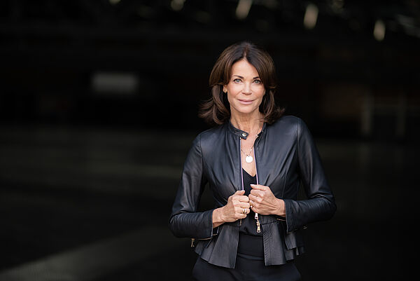 Porträt einer Frau. Die Frau ist die Schauspielerin Gerit Kling.