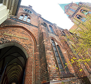 An Backsteinen steht in goldenen Buchstaben der Schriftzug „Landesbibliothek“.