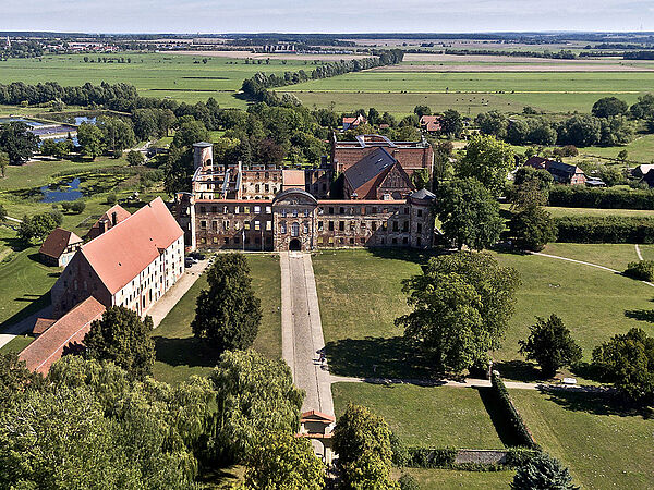 Ein Luftbild der Kloster- und Schlossanlage mit seinem großen Park.