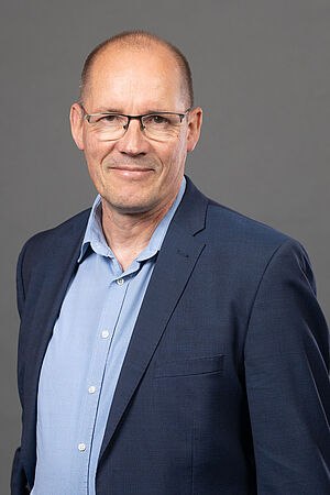 Porträt eines Mannes. Der Mann ist Nikolaus Voss.