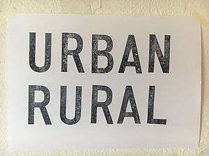 Ein weißes Blatt. Darauf steht in schwarzer Schrift: "Urban Rural". 