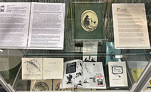 In einer Vitrine liegen ein altes Märchenbuch, Info-Texte und ein Buch über Johanna Beckmann.
