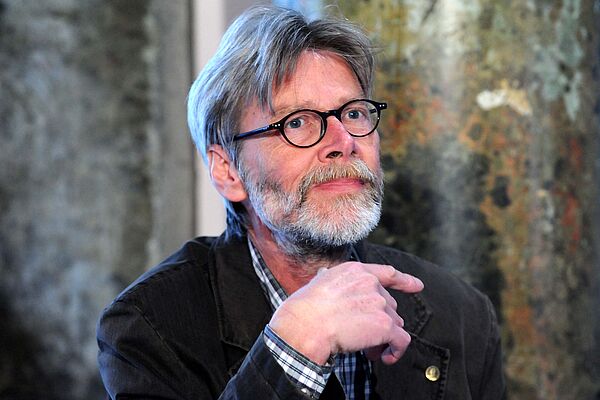 Ein Porträt des Preisträgers.