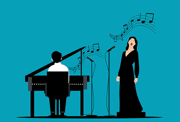 Eine Frau. Sie steht vor einem Mikrofon und singt. Ein Mann spielt Klavier.