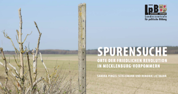 Ausschnitt vom Buchcover. An einem kahlen Feld steht ein Grenzpfahl. Daneben steht ein kahler Busch. Am Horizont befindet sich Wald. Der Himmel ist blau. Auf dem Foto befindet sich das Logo der Landeszentrale für politische Bildung. Und der Schriftzug "Spurensuche. Orte der Friedlichen Revolution in Mecklenburg-Vorpommern". 