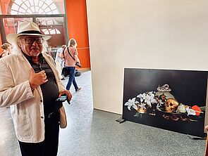 Sylvester Antony steht vor einem seiner Fotogemälde.