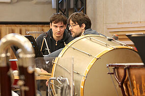 Zwei Musiker besprechen sich.