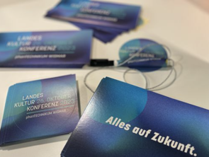 „Alles auf Zukunft“ – so lautete das Motto der Konferenz. Zu sehen auf Karten, Einladungen, Handouts in weißer Schrift auf blauem Grund. 