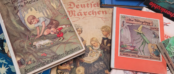 Mehrere Kinderbücher übereinander.