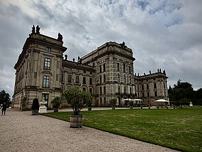 Ein Schloss von außen. Es steht in Ludwigslust.