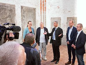 Gruppenbild: Kulturministerin Bettina Martin, Günther Uecker, Volker Mischok (Domprediger im Ruhestand), Kai Lorenzen (Sparkasse Mecklenburg-Schwerin), Frank Junge (MdB)