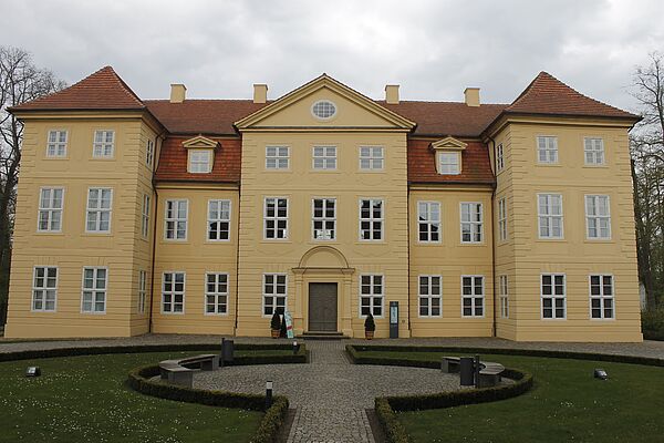 Außenansicht vom Mirower Schloss.