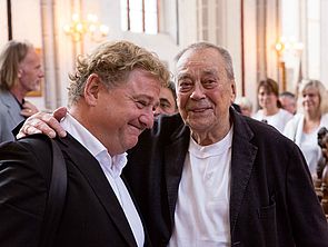 Auf dem Foto zu sehen: Thomas Balzer vom Förderkreis Schweriner Dom mit Günther Uecker.