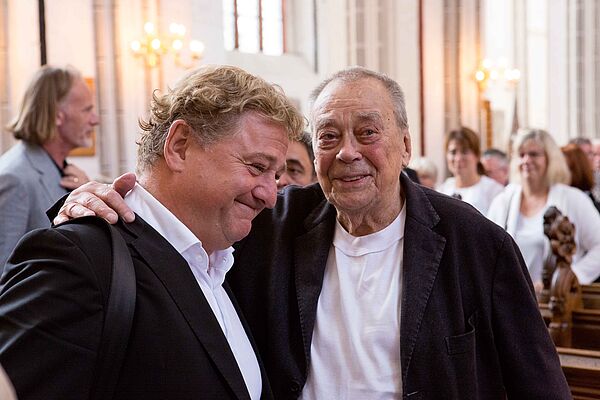 Thomas Balzer und Günther Uecker stehen nebeneinander und sprechen.
