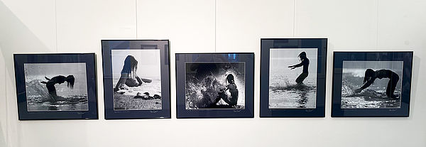 Fünf Aktfotografien hängen an einer Wand nebeneinander.