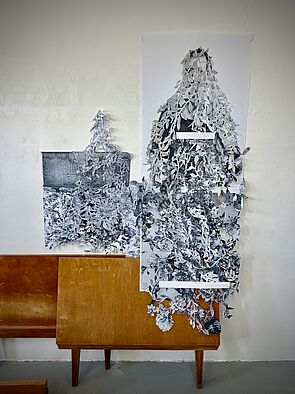 Eine hohe Installation steht in der Ausstellung.