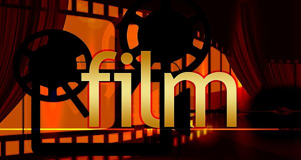 Vor einem roten Hintergrund befinden sich ein schwarzer Filmstreifen und ein Filmrolle. Im Vordergrund steht in goldenen Buchstaben das Wort "Film".