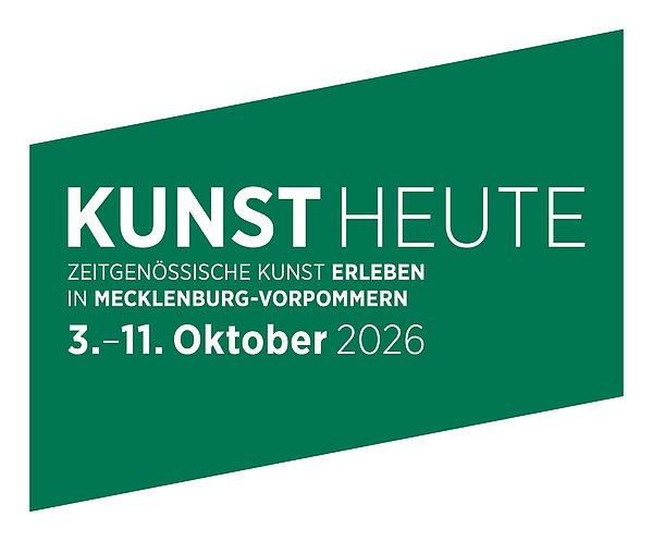 Weiße Schrift auf grünem Hintergrund: Kunst heute. Zeitgenössische Kunst erleben in Mecklenburg-Vorpommern. 3. bis 11. Oktober