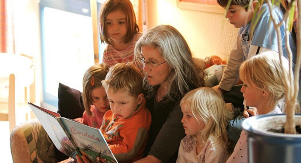 Eine Frau liest Kindern vor.