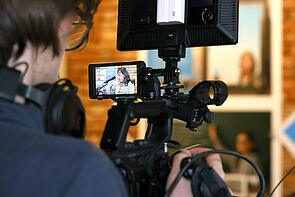 Blick auf eine TV-Kamera.