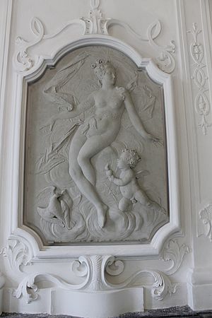 Das Relief zeigt eine nackte Frau und ein nacktes Kind.