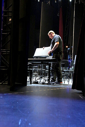 Ein Mann baut Instrumente auf.