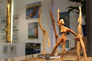 Skulpturen aus Holz.