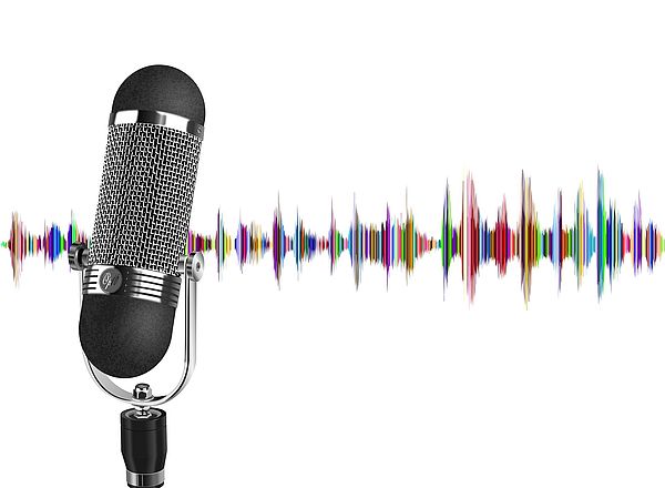 Ein Mikrofon. Dahinter das Spektrogramm einer Stimme.
