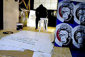 Eine Figur im Schatten soll Banksy darstellen.