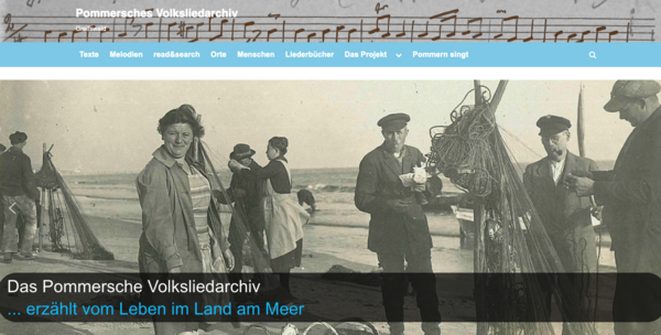 Die Startseite des Online-Archivs. Zu sehen ist ein altes Foto mit Menschen am Meer.