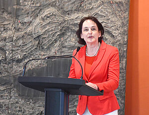 Dr. Pirko Kristin Zinnow steht an einem Pult und spricht.