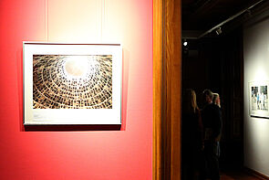 Ein Bild hängt an einer roten Wand.