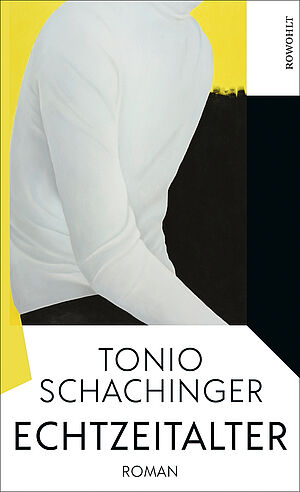 Das Buchcover. Der Ausschnitt einer Person sitzt vor einem schwarz-gelb-weißen Hintergrund. Von der Person sieht man nur einen weißen Pullover und eine angedeutete dunkle Hose. Auf dem Cover steht "Tonio Schachinger. Echtzeitalter. Roman"  