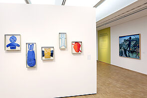 Blick in die Ausstellung. Zu sehen sind große und kleine Bilder.