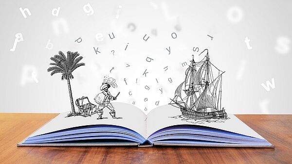 Ein aufgeklapptes Buch. Aus den weißen Seiten erheben sich ein gezeichneter Pirat, eine Palme, eine Schatzkiste, ein Schiff. Buchstaben fliegen durch die Luft.