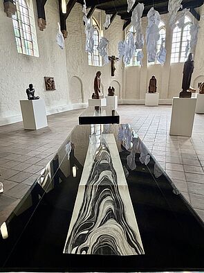 Kunstwerke hängen von der Decke.