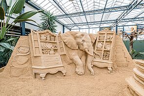 Ein Elefant aus Sand gebaut.