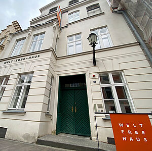 Ein historisches Haus mit heller Fassade.