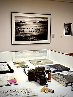 Blick auf eine Vitrine. In der Vitrine liegt eine Fotokamera.